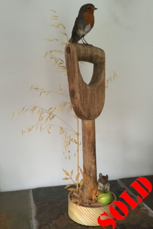 Robin on fork handle with mouse